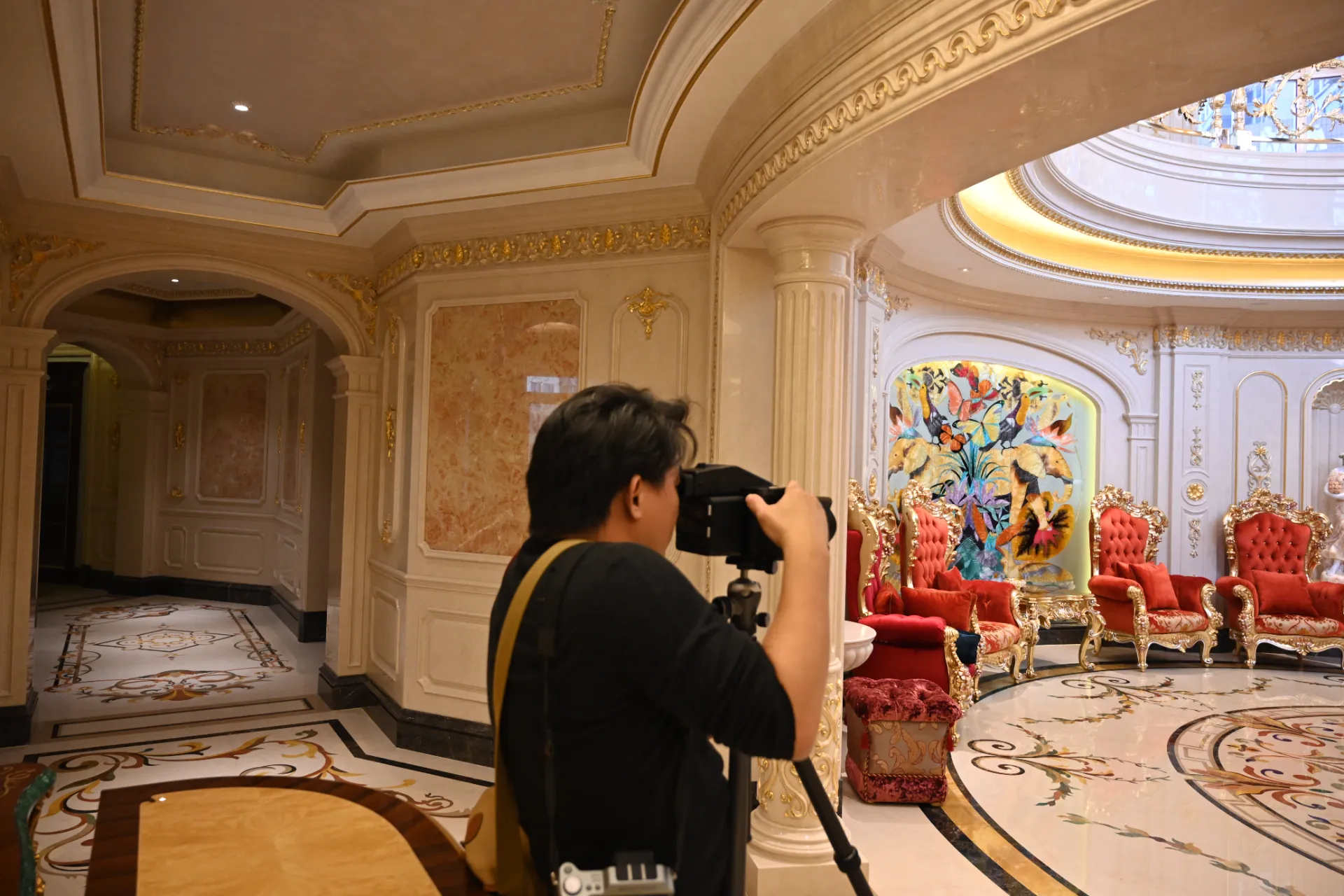 Final surface polishing of installed marble inlay using diamond abrasive pads